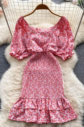 Elegantes, figurbetontes Partykleid mit Wickeldesign und Blumendruck und Puffärmeln und Rüschen