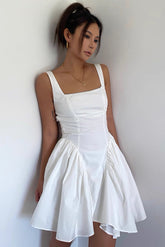 Robe dos nu à bretelles et col carré