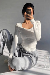 Oberteile mit quadratischem Ausschnitt und asymmetrischem Saum