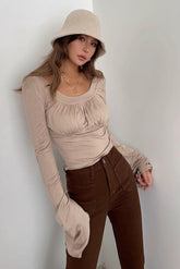 Langärmliges, tailliertes T-Shirt mit U-Ausschnitt