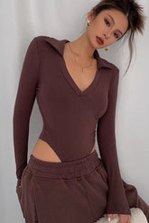 Langärmliger, taillierter Jumpsuit mit V-Ausschnitt