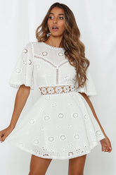 Mini-robe ajourée en dentelle florale