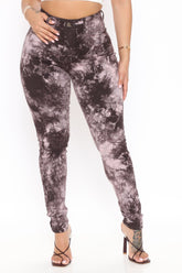 Soak It Up – Skinny Jeans mit Batikmuster – Schwarz/Pink