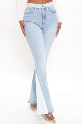 Skyline Stretch Colorblock Flare Jeans - Mittelblaue Waschung