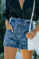 Einfarbige Jeansshorts mit hoher Taille und Tasche
