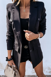 Oberbekleidung mit einfarbiger Tasche und Schnalle