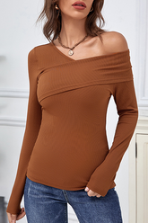 Oberteile mit einfarbigem Schlitz und schrägem Kragen