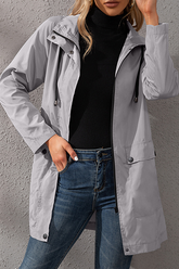 Oberbekleidung mit einfarbiger Tasche, Schnalle, Reißverschluss und Kapuze