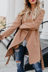 Oberbekleidung mit einfarbiger Tasche und Gürtel und Umlegekragen