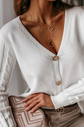 Weißer Cardigan mit V-Ausschnitt und Zopfmusterärmeln