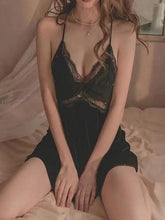 Seidig weiches Neckholderkleid aus Samt