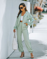 Studio Play – Kapuzenjacke aus Satin mit Pailletten und Reißverschluss