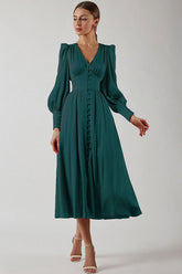 Robe chemise mi-longue boutonnée en satin soyeux, col en V, manches bouffantes - Vert foncé