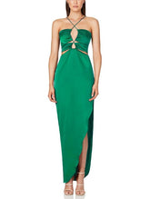 Neckholderkleid mit Schlitz