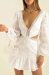 Robe courte à manches longues et décolleté plongeant en broderie anglaise - Blanc