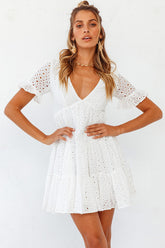 Robe babydoll mini à col V en broderie anglaise douce - Blanc
