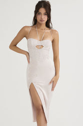 Robe de cocktail mi-longue en satin et dentelle découpée, décolleté en cœur - Blanc