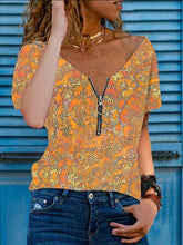 T-Shirt mit V-Ausschnitt, bedrucktem Reißverschluss und kurzen Ärmeln