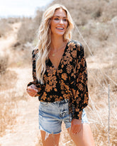 Wish You Well – Drapierte Bluse mit Blumenmuster