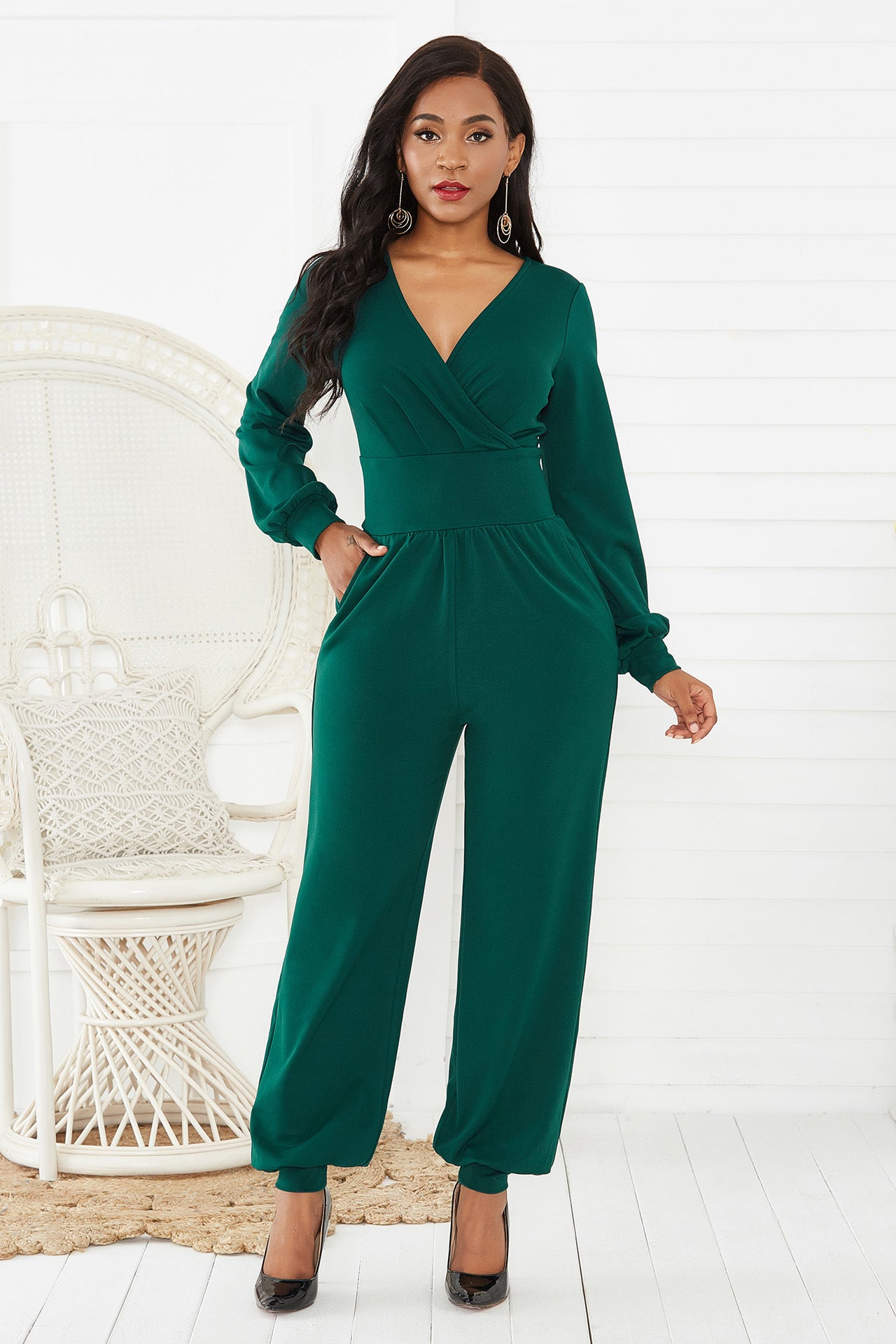 Einfarbiger Jumpsuit mit V-Ausschnitt und Puffärmeln