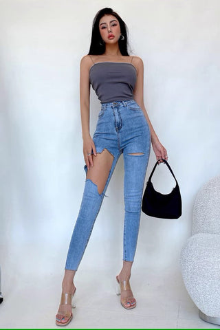 Sexy, enge Jeans mit Wickeldesign und hoher Taille sowie großen Löchern