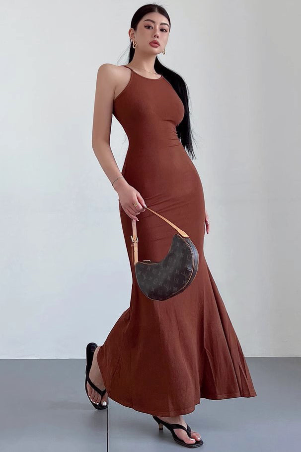 Sexy, langes Kleid mit schmalen Trägern und enger Hüftwickelung und Fischschwanz