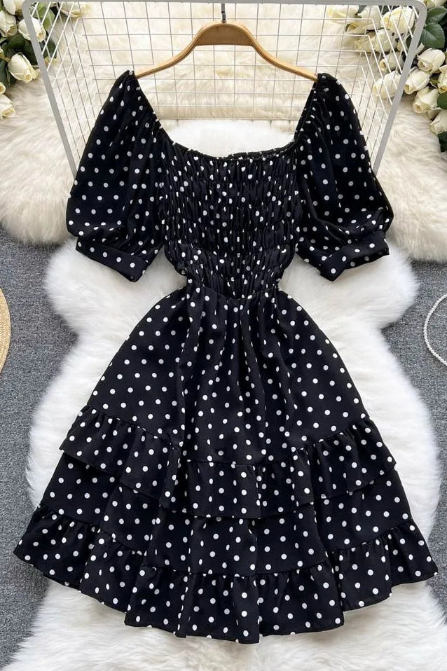 Elegantes Kleid mit kaskadierenden Rüschen und Vintage-Puffärmeln, gepunktetem Print und kurzen Partykleidern