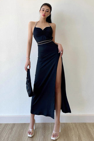 Sexy, rückenfreies Kleid mit engen Kettenträgern und Schlitz