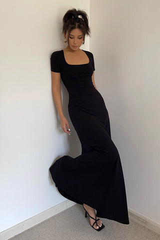 Einfarbiges Kurzarmkleid mit quadratischem Ausschnitt