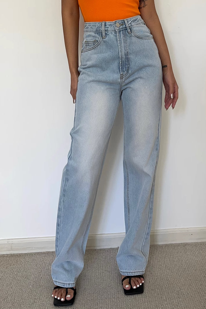 Jeans mit weitem Bein und schrägen Taschen