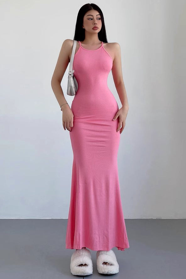 Sexy, langes Kleid mit schmalen Trägern und enger Hüftwickelung und Fischschwanz