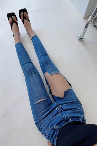 Sexy, enge Jeans mit Wickeldesign und hoher Taille sowie großen Löchern