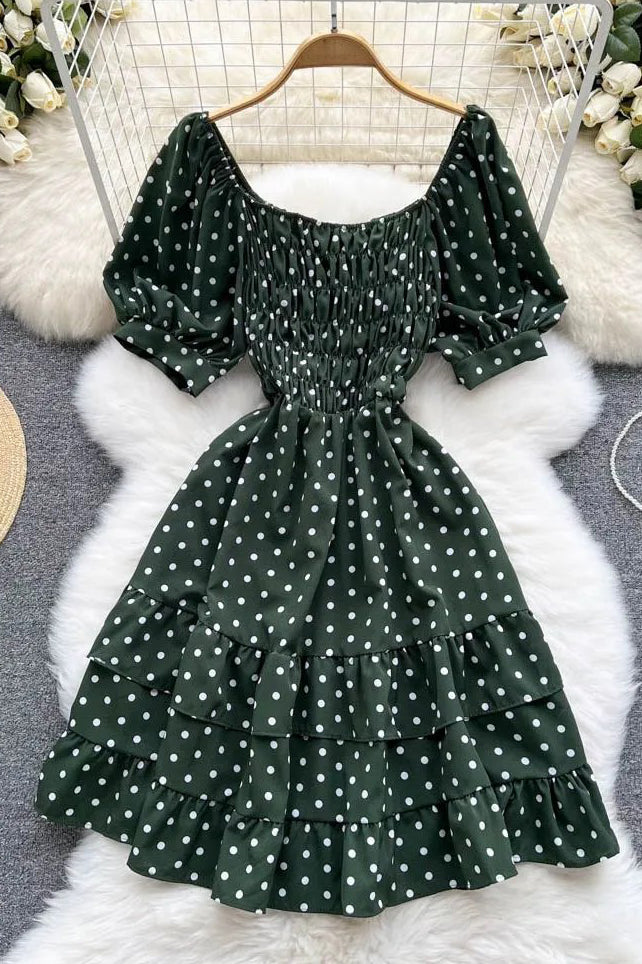 Elegantes Kleid mit kaskadierenden Rüschen und Vintage-Puffärmeln, gepunktetem Print und kurzen Partykleidern