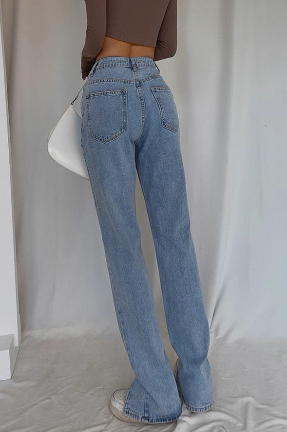 Jeans mit geteilten Hosenbeinen und hoher Taille