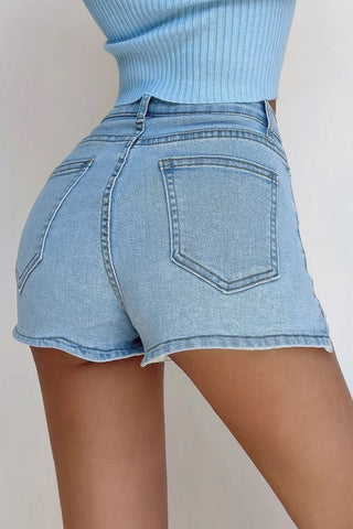 Enge Jeansshorts mit hoher Taille und Wickel-Gesäß