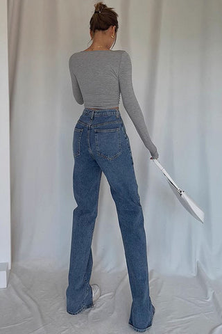 Jeans mit geteilten Hosenbeinen und hoher Taille