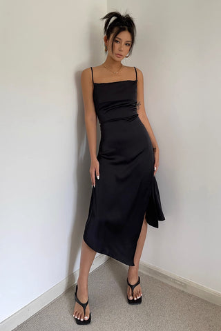 Robe fendue en satin à ourlet asymétrique