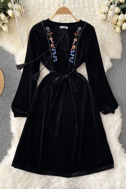 Elegant Vintage Floral Embroidery Velvet Long Dress Lady Party Dress