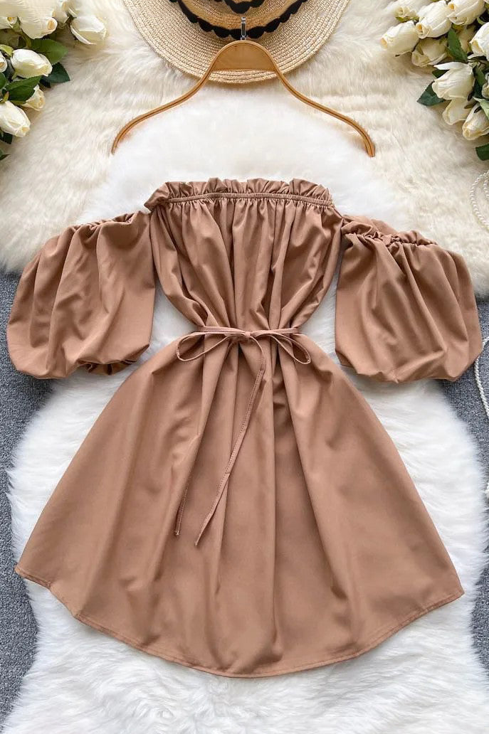 Schulterfreies Minikleid mit Puffärmeln und Schnürung