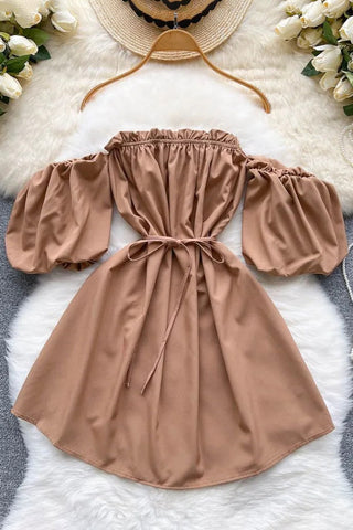 Schulterfreies Minikleid mit Puffärmeln und Schnürung