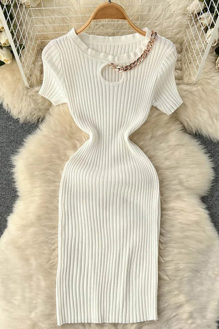 Robe courte élastique ajourée avec chaînes et col rond en tricot