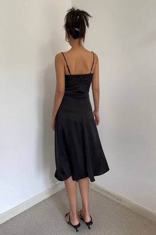 Robe fendue en satin à ourlet asymétrique