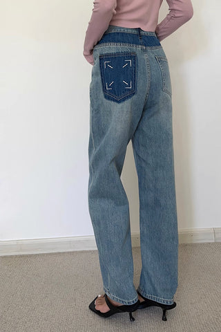 Jeans mit weitem Bein und schrägen Taschen und Schnallendetail