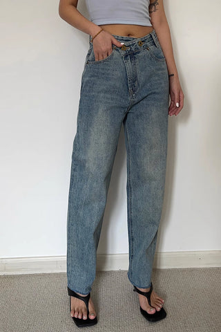 Jeans mit unregelmäßiger Taille und schrägen Taschen