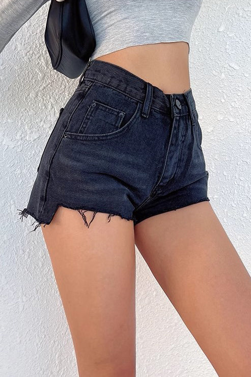 Unregelmäßige Jeansshorts mit hoher Taille