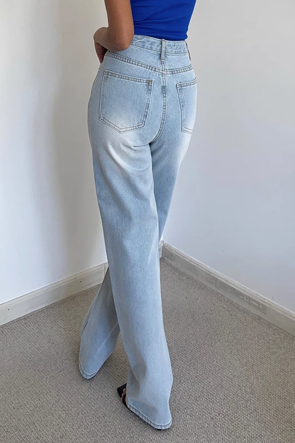 Jeans mit weitem Bein und schrägen Taschen