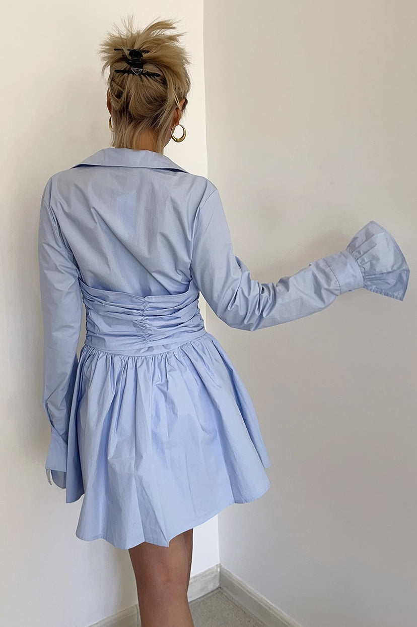 Robe plissée boutonnée sur le devant