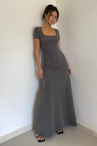 Einfarbiges Kurzarmkleid mit quadratischem Ausschnitt