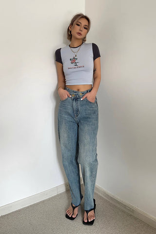 Jeans mit unregelmäßiger Taille und schrägen Taschen