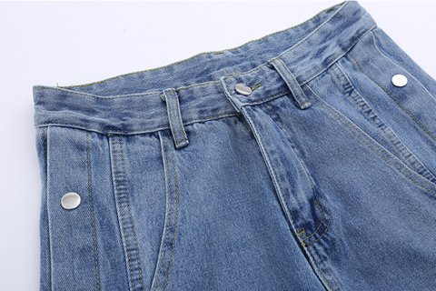 Jeans mit Druckknöpfen – Mittelblaue Waschung